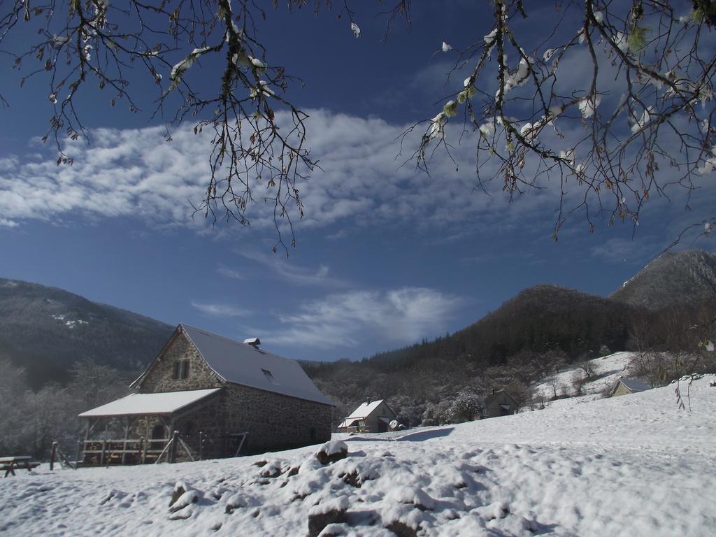 Les Chalets De La Foret D'Issaux Osse-en-Aspe ภายนอก รูปภาพ